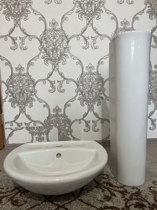 Раковина тюльпан на пьедестале