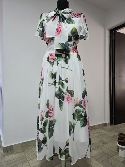 Rochie superba, model cu trandafiri, funda in zona bustului