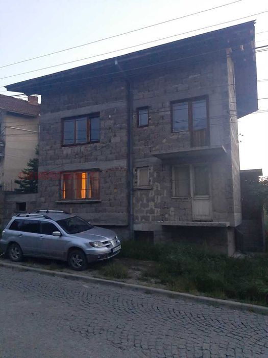 Продава къща гр.Перник