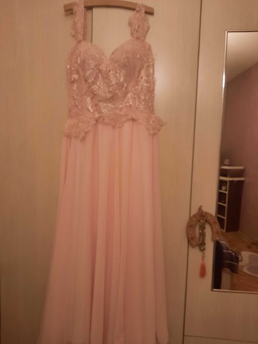 Vând rochii elegante pentru evenimente