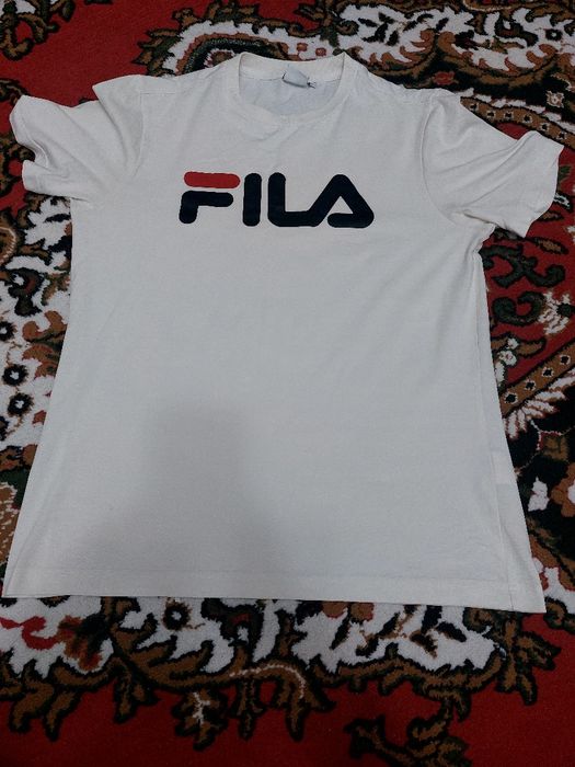 Продаю недорого хорошую футболку фирмы Фила