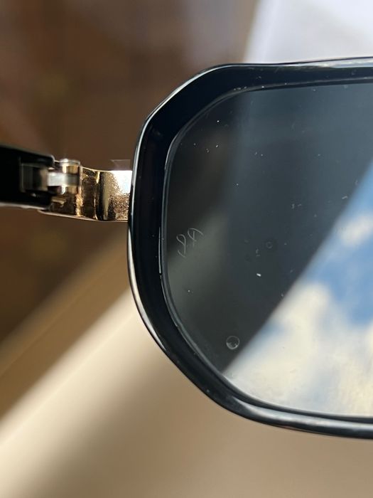 Продават се очила на феррари