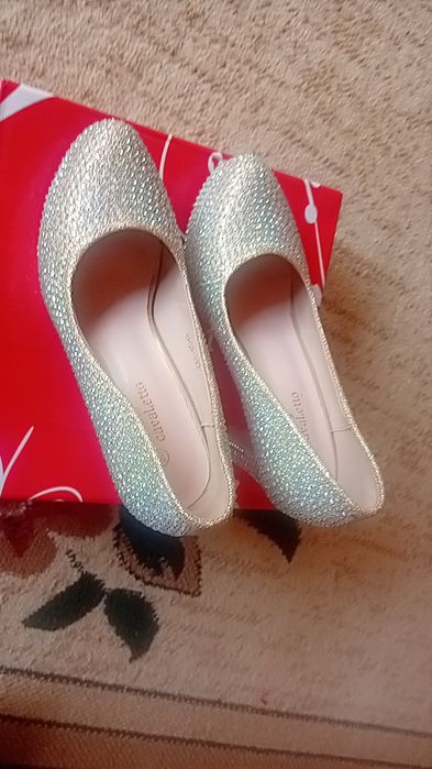 Вечерние туфли сотилади