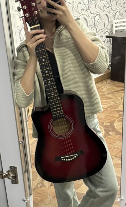 Бордовая гитара, почти новая !