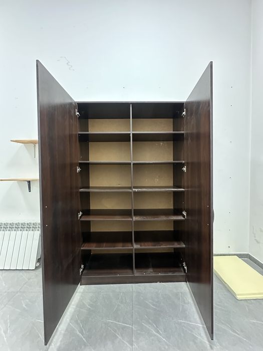 Шкаф и рабочий стол