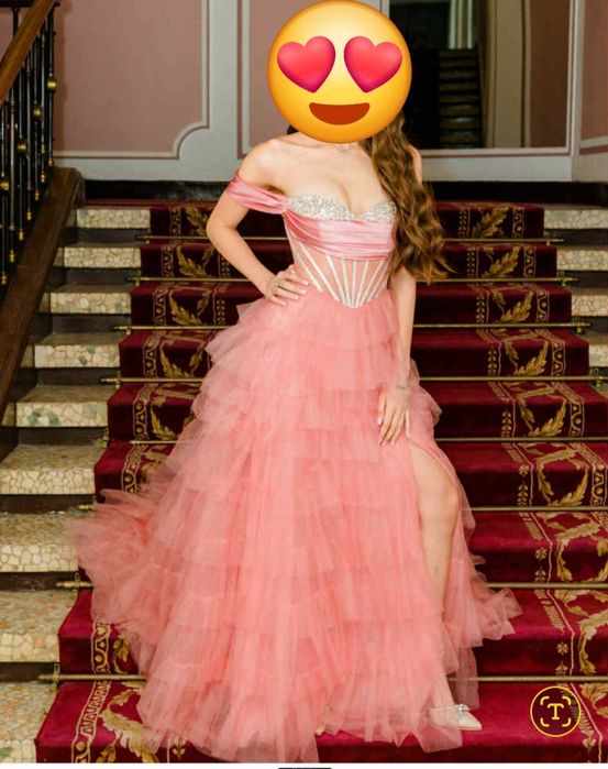 Официална рокля.