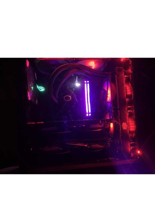 Геймърски компютър и монитор ASUS