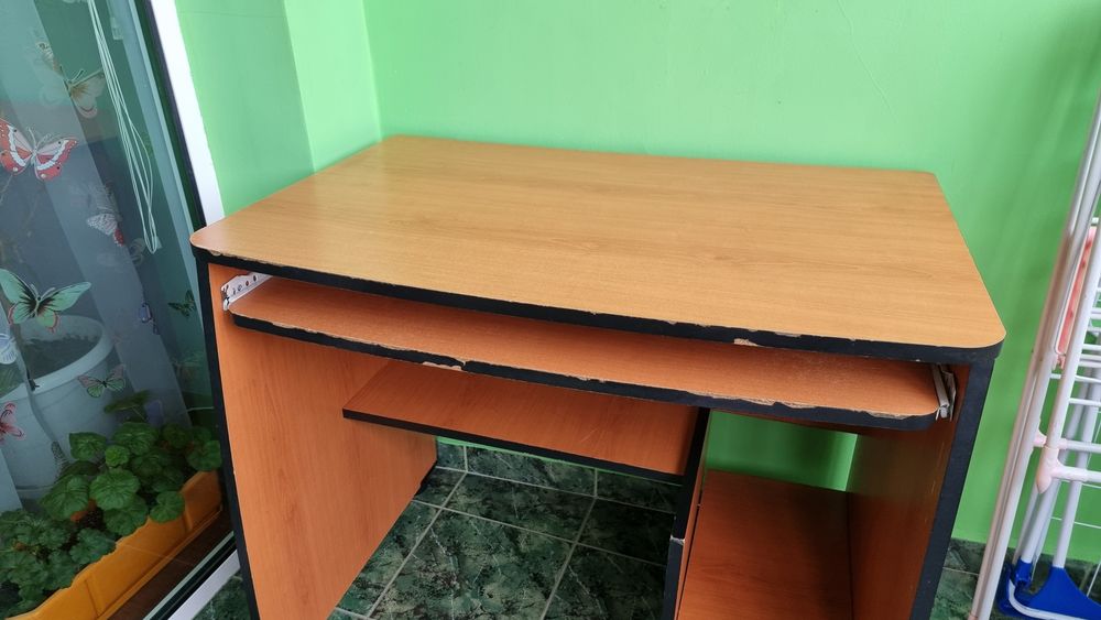 Продавам бюро  за