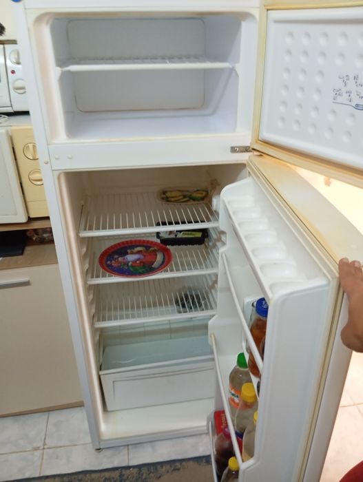 Vând frigider cu congelator