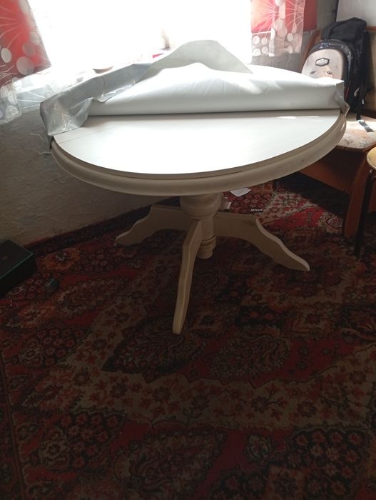 Продам стол белый