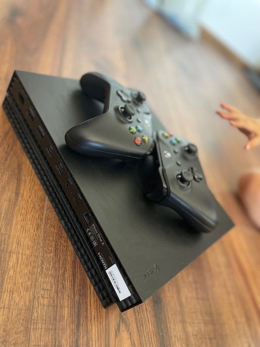 Xbox One X + 2 оригинални контролера