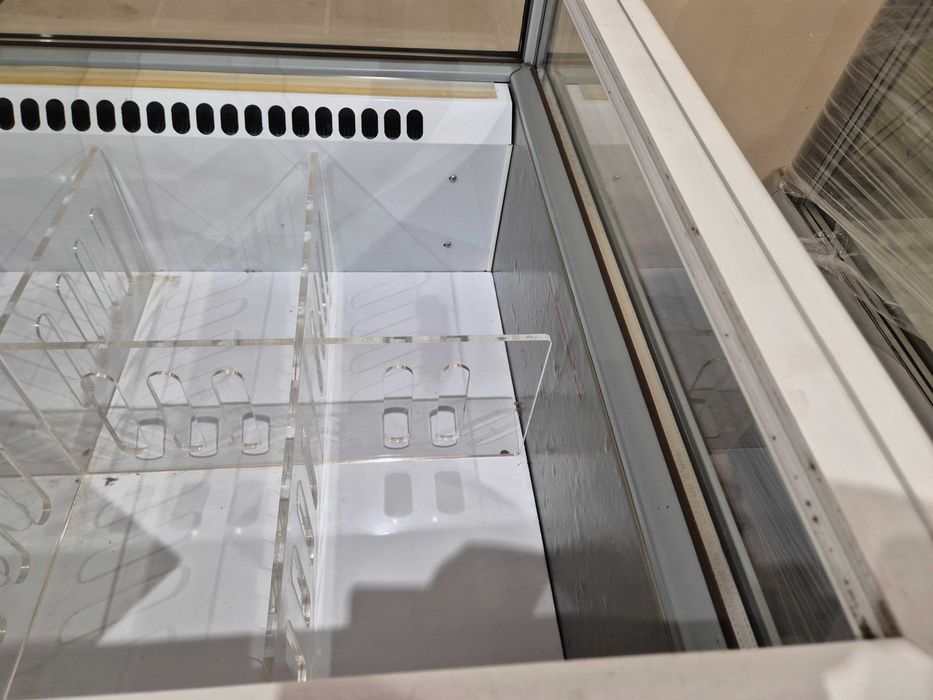 Хоризонтален фризер за сладолед, минусова витрина UGUR UHD-200FR