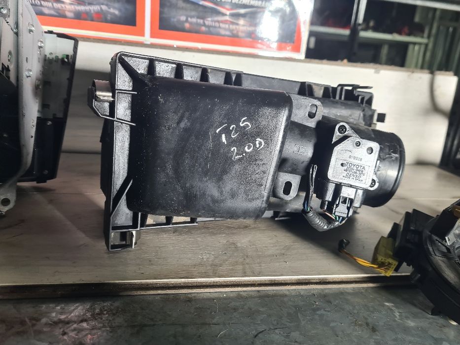 Radio cd, bloc manete semnalizări,spira volan, carcasă filtru aer Toyota t25 ,motor 2.0 crdi