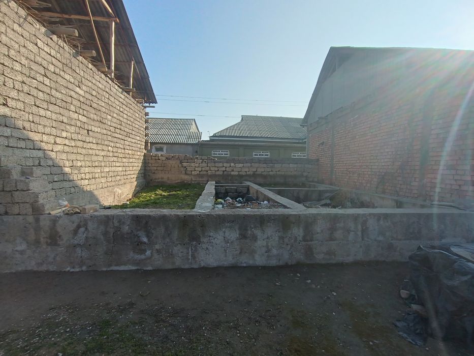 Srochna hovli uy sotiladi uzumbogda 6 sotix