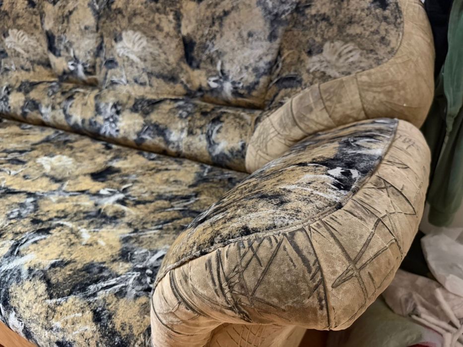 Продам диван в отличном состояний !