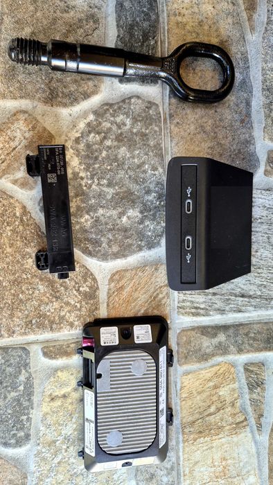 VW ID 3 центр.конзола,инд.зарядно,usb port,cup holder,антена и кука.