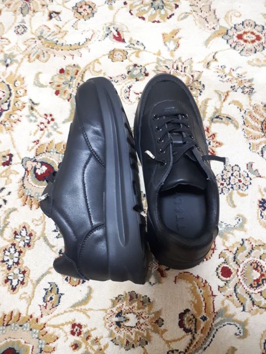 Продам женские кроссовки