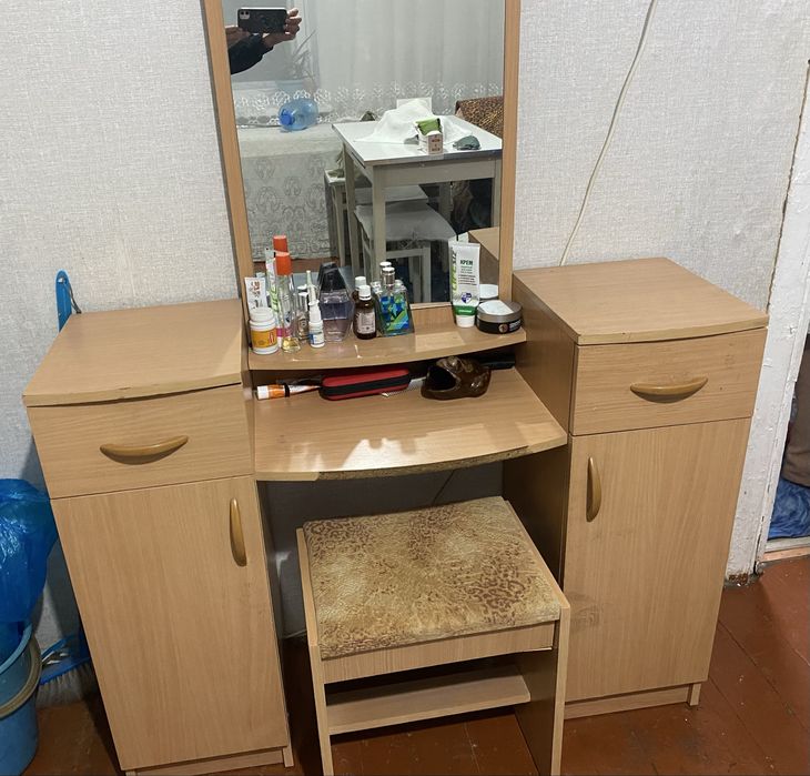 Продам зеркало с тумбами