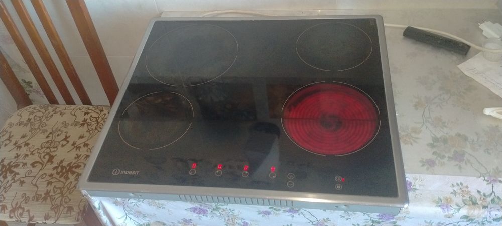 Варочная поверхность Indesit.