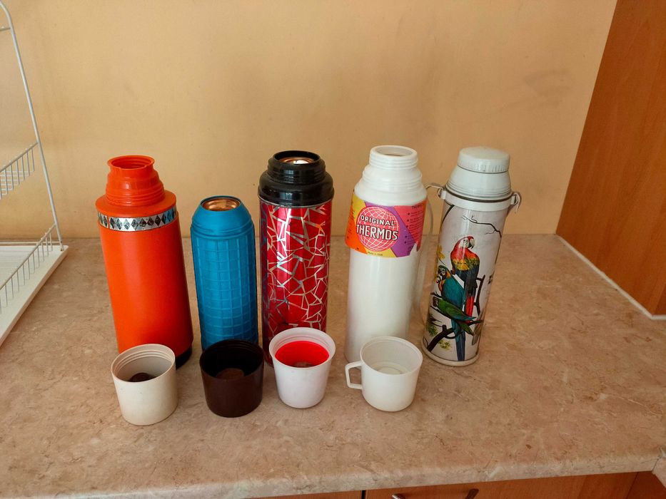 Продавам 5 броя термоси