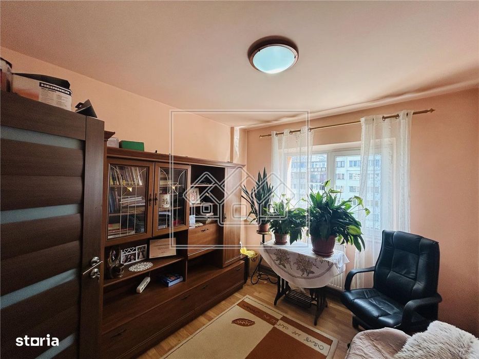 Ap decomandat, 4 camere, balcon - Zona Mihai Viteazu
