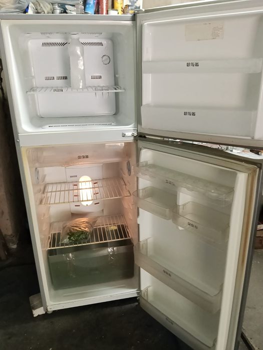 Продам двухкамерный холодильник