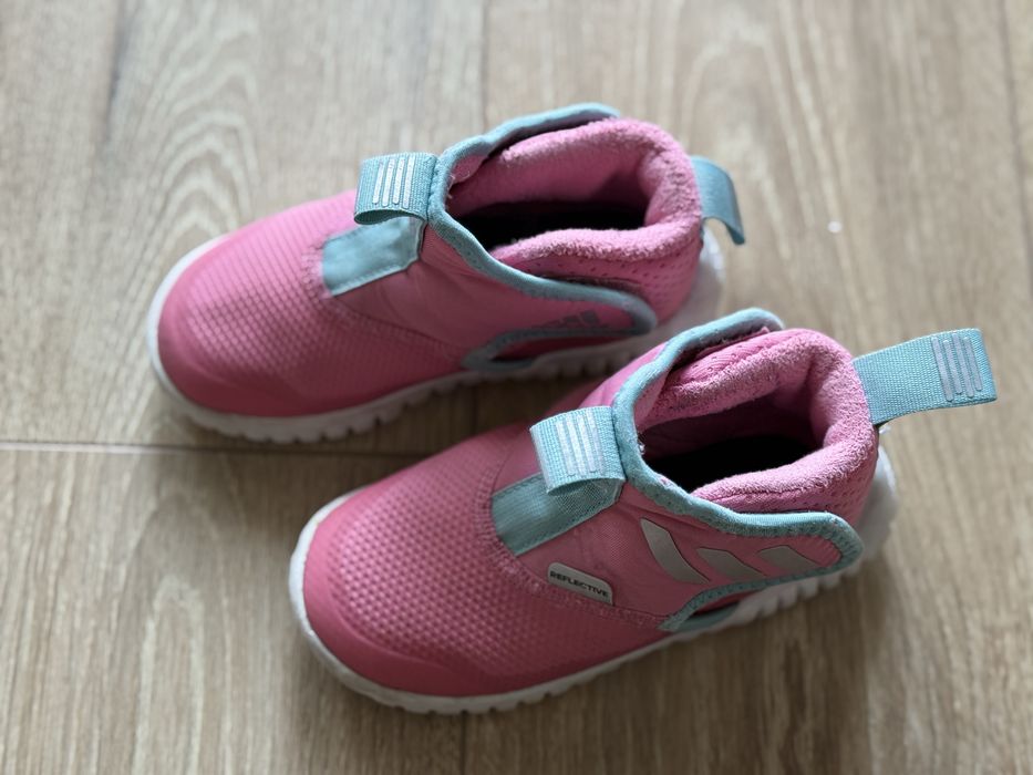 Продам осенние кроссовки adidas