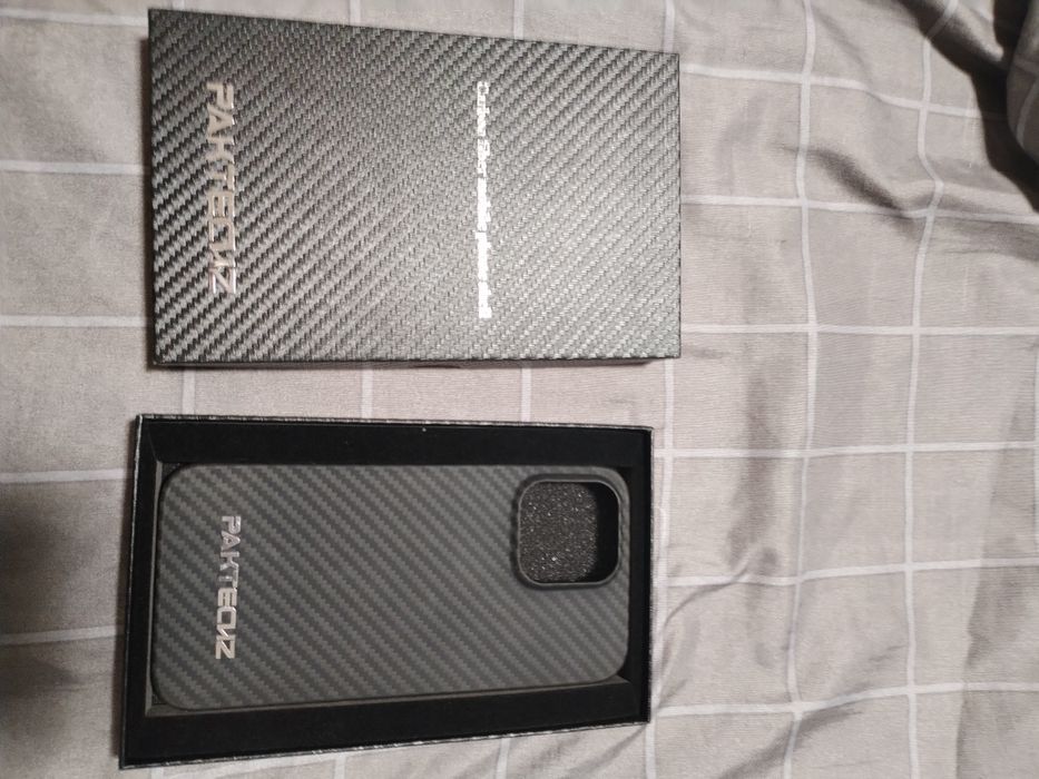 Vând husa din carbon  IPhone 15 pro max
