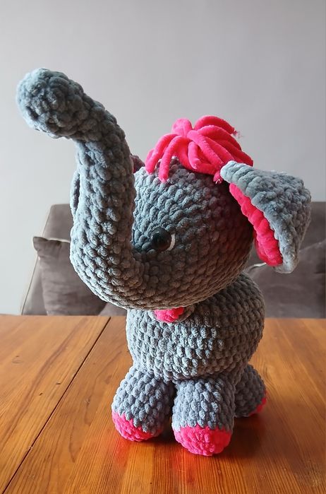 Ръчно плетено слонче с вдигнат хобот – за щастие и усмивки!