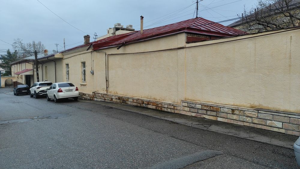 Nekrasova koʻchasida 8 sotix hovli 10 xonali sotiladi