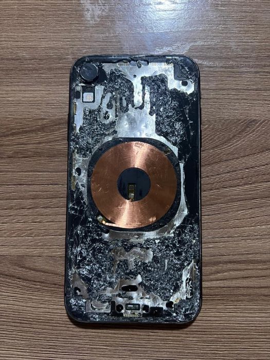 Iphone XR битый.