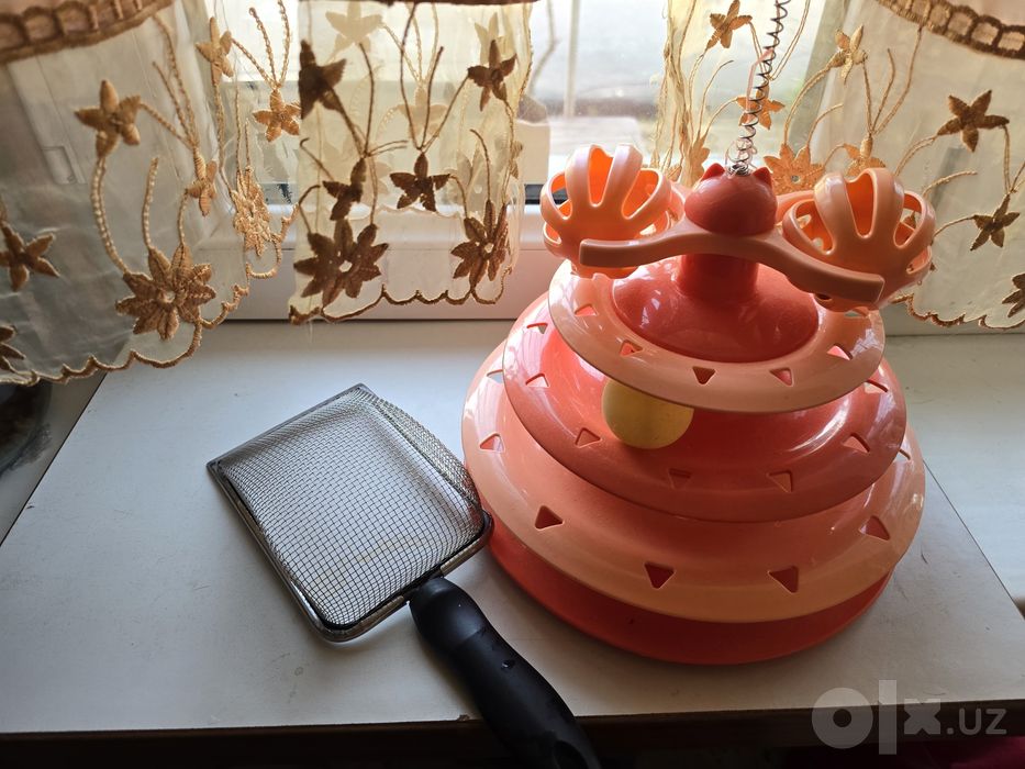 Игрушка доя котенка и металлическая лопатка.