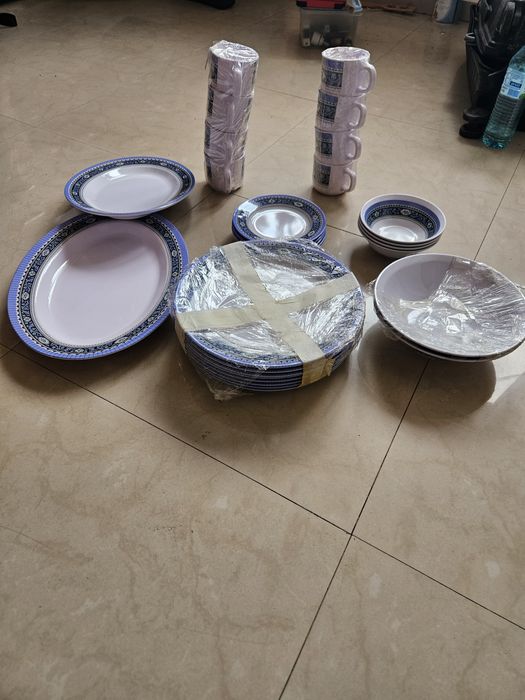 Продавам сервиз от здрава пластмаса .Удобен за пикник