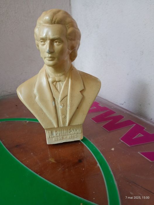 Bust statueta Mihai Eminescu