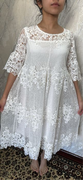 Белое коужевное с жемчугом платье