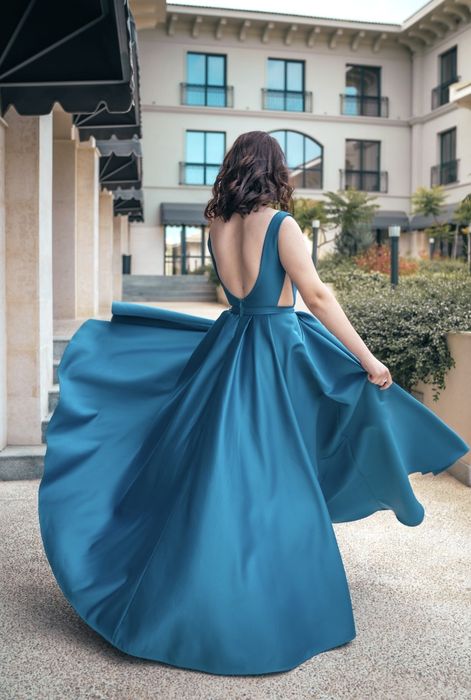 Красива бална рокля с гол гръб