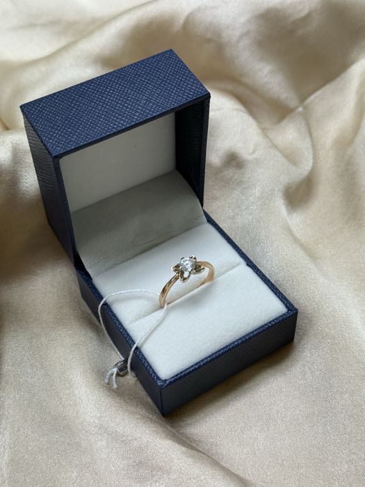 Золотое кольцо с фианитом