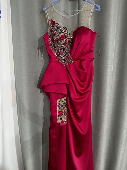 Rochie de ocazii purtata ca nasa