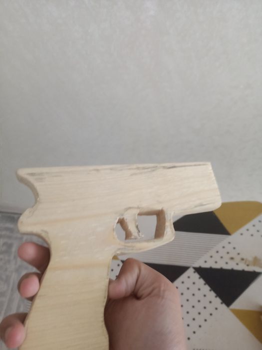 Деревянный пистолет.