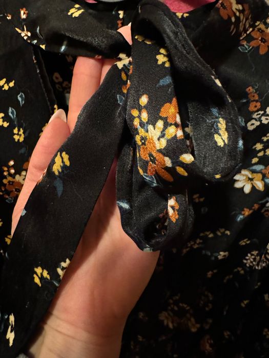 Зелено сако от кадифе и сатенена рокля на цветя