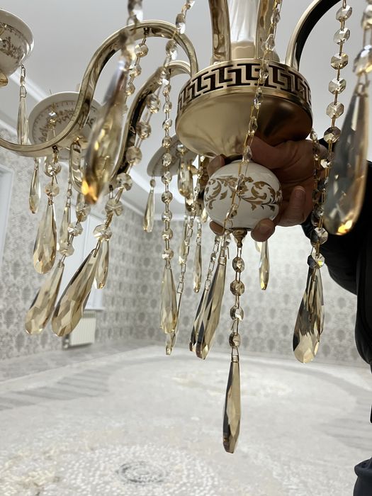 Продается новая люстра