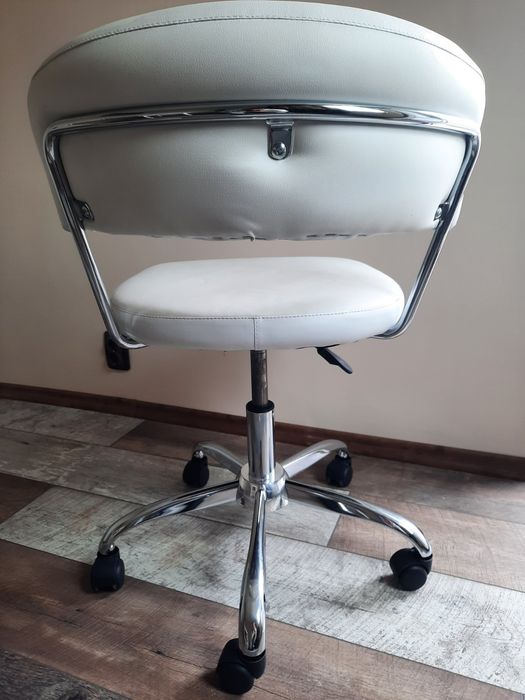 Бюро за маникюр+чисто нов стол