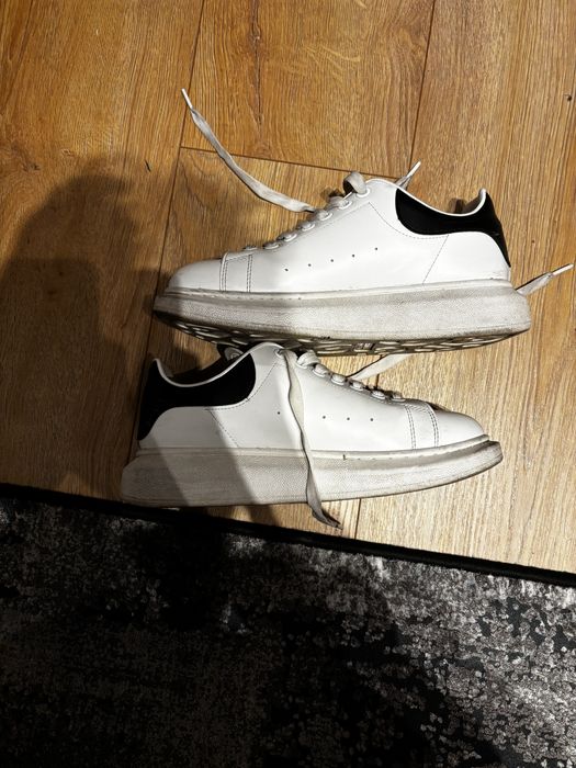 Mcqueen albi negru
