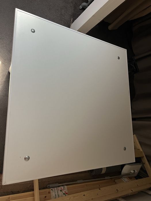 Masa 90 cm X 90 cm cu picioare metalice