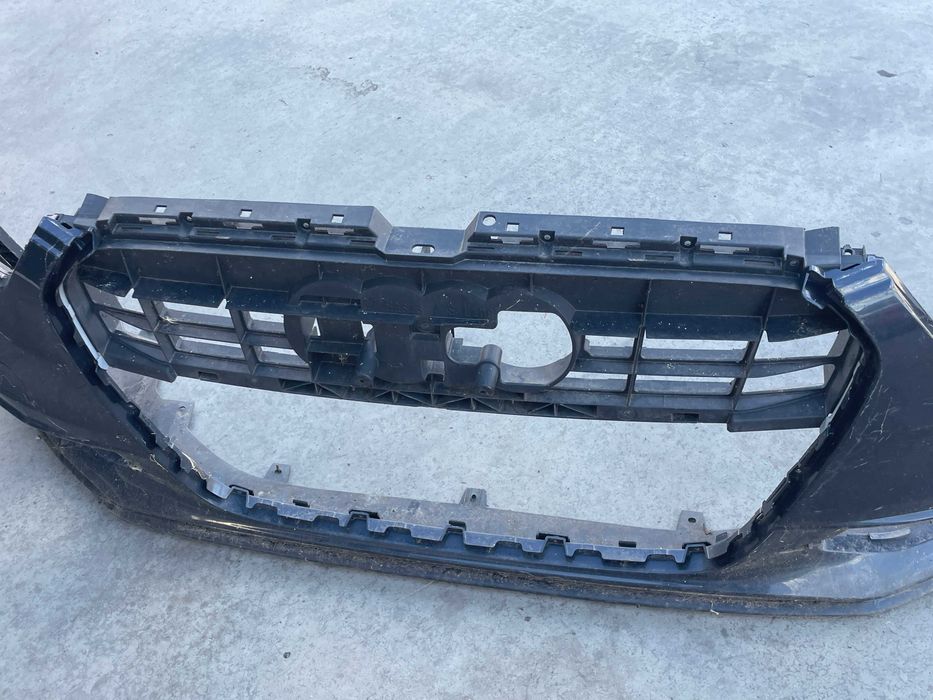 Bara fata Audi A6 C7 S Line cu defect - vezi poze