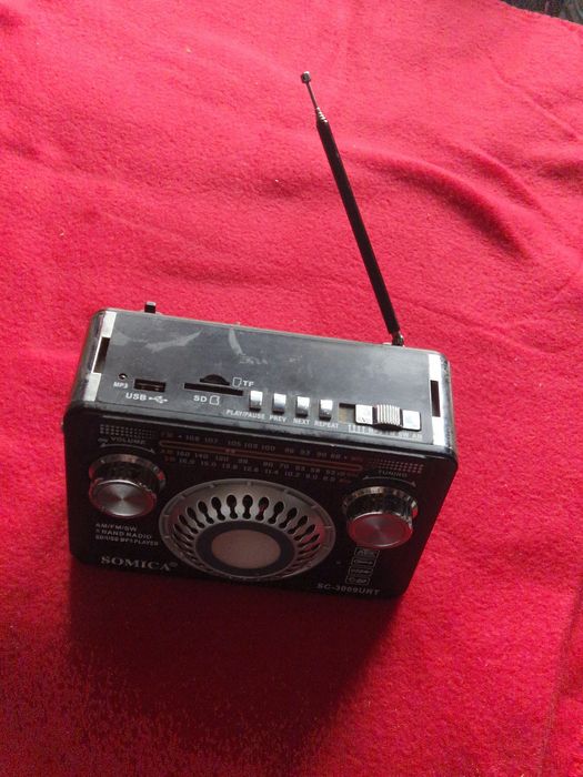 Boxa Bluetooth cu radio, lanternă,- Defectă