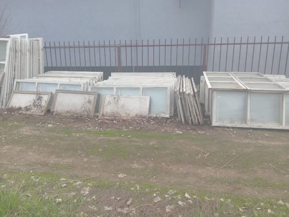 Продам оконные рамы и лес