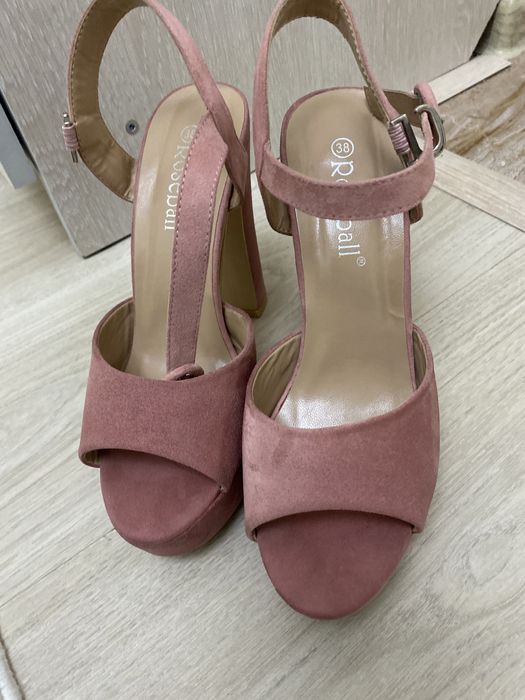 Продам босаножки