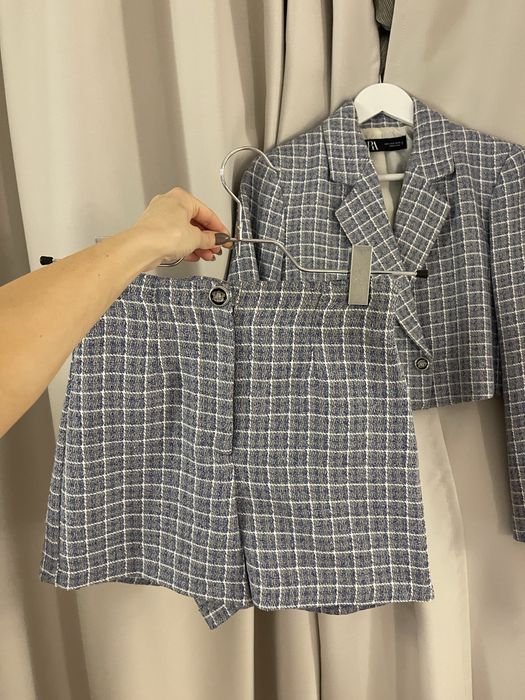 Комплект късо сако и панталонки Зара