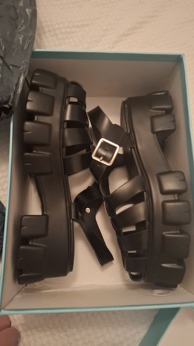 Продается сандали prada